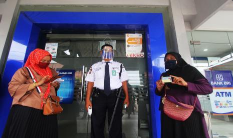 PT Bank Rakyat Indonesia (Persero) telah menyalurkan kredit usaha rakyat (KUR) senilai Rp 90,1 triliun hingga kuartal tiga 2020. Adapun jumlah ini setara dari 64 persen dari kuota BRI sebesar Rp 140,2 triliun pada tahun ini.