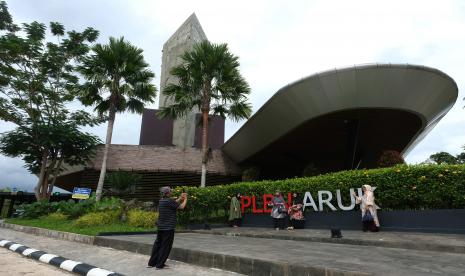 Pelancong berfoto di depan Pos Lintas Batas Negara Aruk di Desa Sebunga, Kabupaten Sambas, Kalimantan Barat, Selasa (18/10/2022). Sejak 2015, PUPR telah rampungkan 13 PLBN.