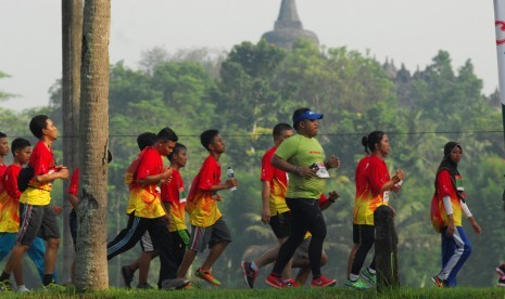 Sejumlah pelari beradu cepat saat mengikuti ajang Borobudur Marathon 2016 di sekitar Candi Borobudur, Magelang, Jawa Tengah, Minggu (20/11).