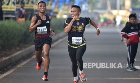 Sejumlah pelari berlari dalam lomba lari Pemilu Run 2019 di parkir timur kompleks Stadion Utama Gelora Bung Karno (SUGBK), Senayan, Jakarta, Ahad (7/4/2019).