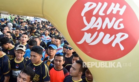 Sejumlah pelari bersiap berlari dalam lomba lari Pemilu Run 2019 di parkir timur kompleks Stadion Utama Gelora Bung Karno (SUGBK), Senayan, Jakarta, Ahad (7/4/2019).