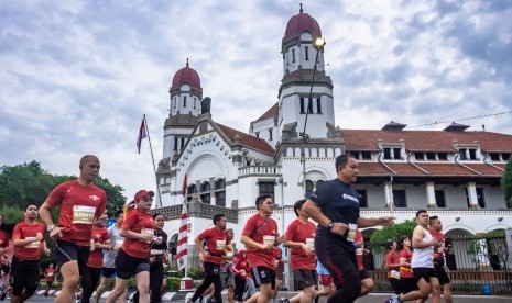 Sejumlah pelari melintasi bangunan Museum Cagar Budaya Lawang Sewu saat mengikuti lomba lari Semarang 10K.