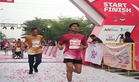 Sejumlah pelari mencapai finish pada lomba lari Tour of Kemala 2024.