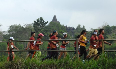 Sejumlah pelari mengikuti lomba lari maraton.