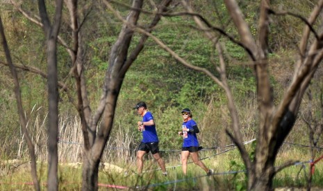 Sejumlah pelari mengikuti Semen Indonesia Trail Run 2018 di Perbukitan dalam area pasca tambang pabrik Semen Indonesia di Gresik, Jawa Timur, Minggu (11/11/2018). Lomba lari dengan memperlombakan nomor lari 10K dan 21K yang diikuti sekitar 1.500 peserta dari berbagai daerah untuk menyusuri lintas alam perbukitan area pascatambang dan area produksi pabrik semen tersebut juga berhasil memperoleh penghargaan dari Museum Rekor Indonesia (MURI). 