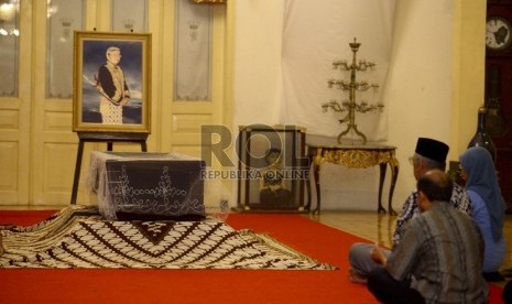 Sejumlah pelayat berdoa di dekat jenasah Gusti Pangeran Adipati Aryo (KGPAA) Paku Alam IX, di Ndalem Ageng, Komplek Puro Pakualaman, Sabtu (21/11).ANTARA FOTO/Andreas Fitri Atmoko