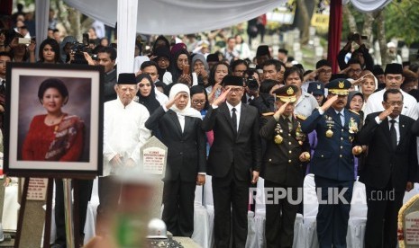 Sejumlah pelayat memberikan hormat dalam upacara pemakaman istri Presiden ke-6 RI Susilo Bambang Yudhoyono, Kristiani Herawati atau Ani Yudhoyono di Taman Makam Pahlawan (TMP) Kalibata, Jakarta Selatan, Ahad (2/6/2019).