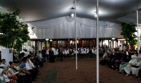 Sejumlah pelayat telah memadati kediaman Presiden RI ke-6 Susilo Bambang Yudhoyono (SBY) di Puri Cikeas, Cikeas, Bogor, Jawa Barat, Ahad (2/6) jelang pemakaman istri SBY, Kristiani Herrawati (Ani Yudhoyono). 