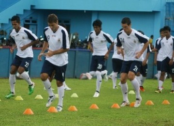 Sejumlah pemain Arema Indonesia melakukan pemanasan saat latihan coba lapangan di Stadion Kanjuruhan, Malang, Jawa Timur.