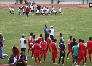 Sejumlah pemain Arema Malang versi M Nur (atas) berlatih bersama Arema versi Lucky dalam ujicoba lapangan jelang pertandingan lanjutan Liga Prima Indonesia (LPI).