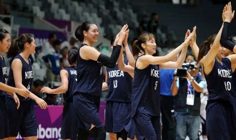 Sejumlah pemain basket Putri Unified Korea melakukan selebrasi setelah mengalahan tim Chinese Taipei di Babak Semifinal Asian Games ke 18 di Istora Senayan, Jakarta Kamis (30/8). 