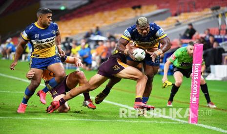 Sejumlah pemain beraksi berebut bola saat pertandingan National Rugby League Australia (NRL) antara Brisbane Broncos dan Parramatta Eels di Suncorp Stadium di Brisbane, Australia, Kamis (28/5). National Rugby League Australia (NRL) kembali bergulir setelah adanya gangguan selama sepuluh minggu akibat pandemi COVID-19.