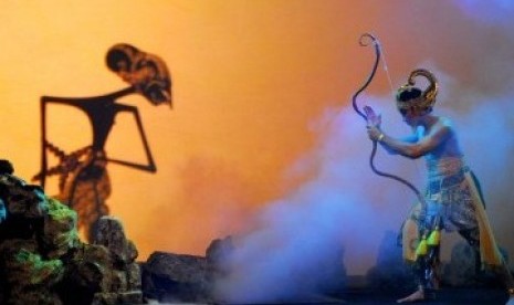 Sejumlah pemain beraksi dalam pertunjukan wayang multimedia dengan judul 