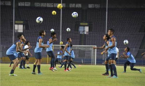 Sejumlah pemain berlatih untuk persiapan menghadapi pertandingan penyisihan Pra Piala Asia melawan Arab Saudi di Stadion Utama Gelora Bung Karno, Jakarta, Kamis (14/3). 