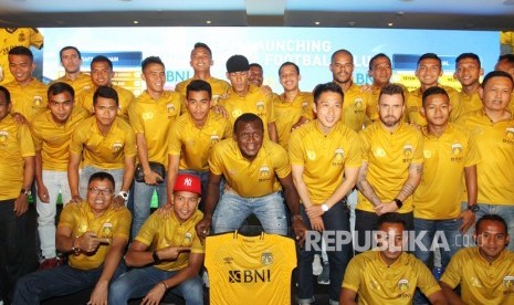 Sejumlah pemain Bhayangkara FC berfoto bersama saat menghadiri peluncuran tim Bhayangkara FC di Jakarta, Jumat (23/2).