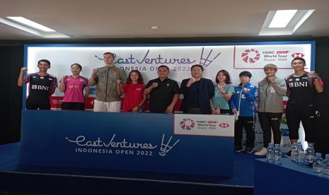 Sejumlah pemain bintang yang akan berlaga di ajang Indonesia Open 2022 berpose bersama dengan Sekjen PBSI dan sponsor usai jumpa pers Senin (13/6/2022) di Istora. 