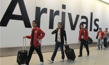 Sejumlah pemain dan pelatih bulutangkis Indonesia dari kiri Mohammad Ahsan, Taufik Hidayat, Tontowi Ahmad, Herry IP (pelatih) dan Simon Santoso tiba di Bandara Heathrow, London, Selasa (24/7). 