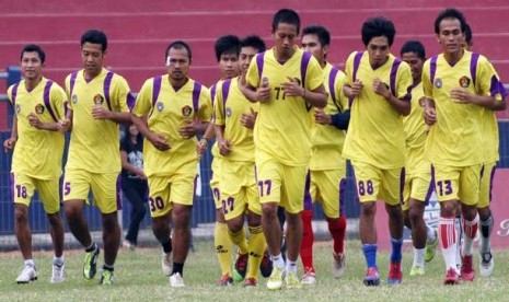 Sejumlah pemain kesebelasan Persik Kediri saat latihan perdana setelah libur kompetisi di Stadion Brawijaya, Kota Kediri, Jawa Timur, Senin (28/10). 