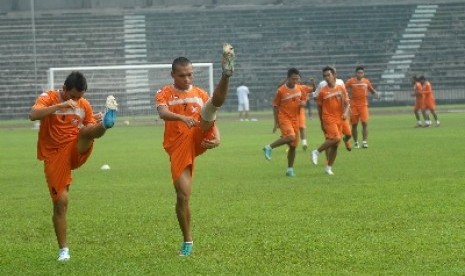 Sejumlah pemain kesebelasan Persisam Putra Samarinda melakukan pemanasan sebelum latihan sekaligus sesi jajal lapangan di stadion Petrokimia Gresik, Jawa Timur, Sabtu (2/2). 