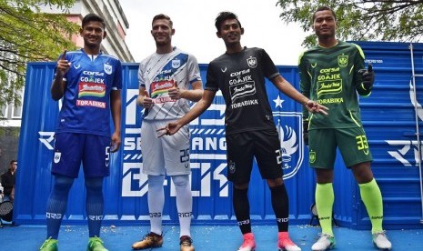 Sejumlah pemain klub sepakbola PSIS Semarang, antara lain Haudi Abdillah (paling kiri), pemain asal Serbia, Petar Planic (kedua kiri), Hari Nur Yulianto (kedua kanan), dan kiper Aji Bayu Putra mengenakan jersi terbaru tim mereka dalam acara peluncuran di Semarang, Jawa Tengah, Sabtu (17/3).