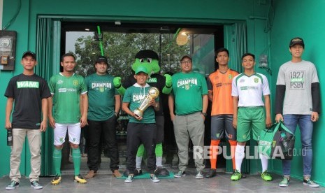 Sejumlah pemain, pelatih serta manajer Persebaya berpose di depan Persebaya Store di Ruko Babatan Wiyung, Surabaya, Jawa Timur, Ahad (7/1). 