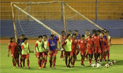 Sejumlah pemain Persema Malang bergotong royong memindahkan gawang saat latihan malam di Stadion Gajayana, Malang, Jawa Timur, jelang laga Indonesian Premier League (IPL) musim lalu. 