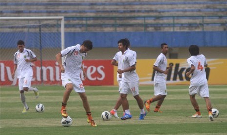 Sejumlah pemain Persibo Bojonegoro melakkukan uji coba lapangan jelang laga lanjutan Piala AFC 2013. 