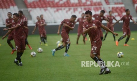 Sejumlah pemain Persija Jakarta berlatih menjelang laga perdana Liga 1 di Stadion Utama Gelora Bung Karno, Senayan, Jakarta, Kamis (22/3).