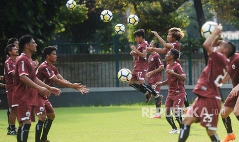 Sejumlah pemain Persija Jakarta berlatih menjelang laga Piala AFC di Lapangan ABC, Kompleks Gelora Bung Karno, Senayan, Jakarta, Selasa (27/2).