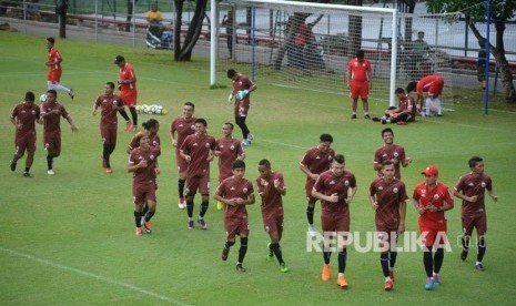 Sejumlah pemain Persija Jakarta berlatih menjelang laga Piala AFC di Lapangan ABC, Kompleks Gelora Bung Karno, Senayan, Jakarta, Selasa (27/2). 