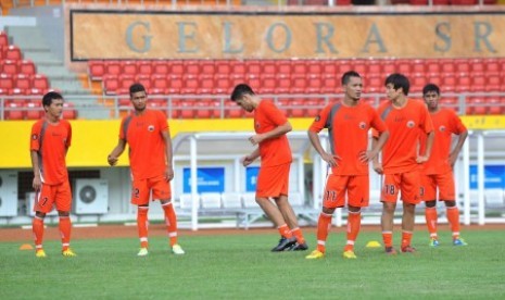 Sejumlah pemain Persija Jakarta melakukan uji coba lapangan di Stadion Gelora Sriwijaya Jakabaring Palembang, Jumat (1/2). 