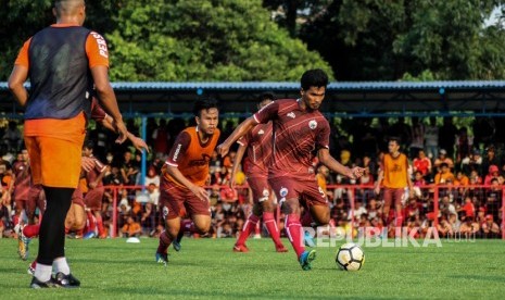 Sejumlah pemain Persija Jakarta menjalani latihan. (ilustrasi)