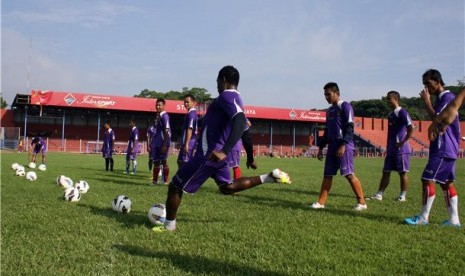 Sejumlah pemain Persik Kediri melakukan latihan jelang laga lanjutan kompetisi Divisi Utama PT Liga Indonesia 2013-2014. 