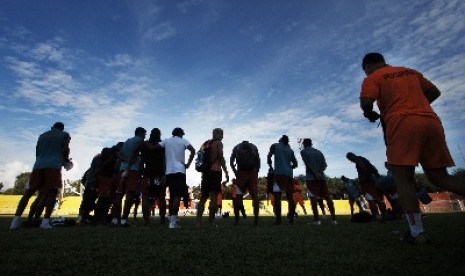 Sejumlah pemain Persipura Jayapura usai latihan di Stadion Agus Salim Padang, Sumbar, Selasa (7/10).