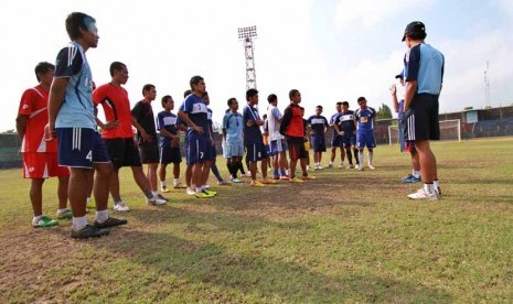 Sejumlah pemain PSIM Yogyakarta melakukan latihan di Stadion Mandala Krida. (ilustrasi) 