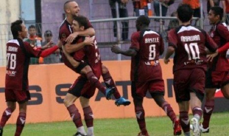 sejumlah pemain PSM Makassar meluapkan kegembiraan usai mencetak gol.