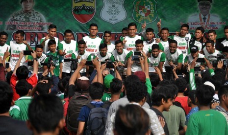 Sejumlah pemain PSMS Medan berfoto bersama ketika tiba di Medan, Sumatra Utara, Kamis (30/11) usai menjuarai Liga 2 Indonesia.