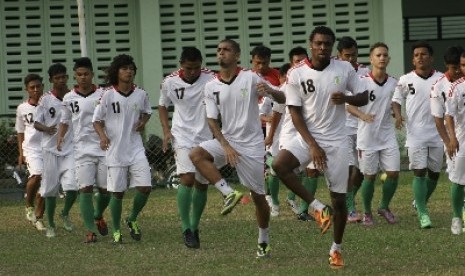 Sejumlah pemain PSMS Medan melakukan joging saat latihan di Stadion Kebun Bunga Medan, Sumut, Jumat (28/2). 