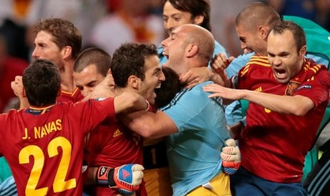 Sejumlah pemain Spanyol melakukan selebrasi setelah memastikan satu tempat di babak final Piala Eropa 2012. Spanyol berhask maju setelah menumbangkan Portugal lewat drama adu penalti dalam pertandingan yang digelar di Donetsk, Ukraina, Kamis (28/6) WIB din