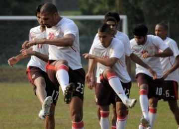 Sejumlah pemain Tim Nasional Bahrain berlatih di Lapangan PSSI, Senayan, Jakarta, Ahad (4/9). 