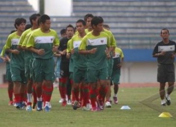 Sejumlah pemain tim nasional (timnas) melakukan latihan di Stadion Manahan Solo, Minggu (14/8).