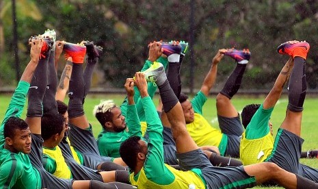 Sejumlah pemain Timnas Indonesia melakukan latihan sesi terakhir di Lapangan Sekolah Pelita Harapan, Sentul, Kabupaten Bogor, Jawa Barat, Kamis (1/12).