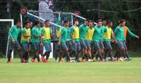 Sejumlah pemain Timnas Indonesia melakukan latihan sesi terakhir di Lapangan Sekolah Pelita Harapan, Sentul, Kabupaten Bogor, Jawa Barat, Kamis (1/12). 