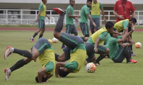 Sejumlah pemain timnas Indonesia mengikuti latihan perdana usai lolos grup A AFF Suzuki Cup 2016 di Stadion Pakansari, Kabupaten Bogor, Jabar, Selasa (29/11). 