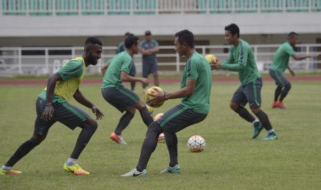 Sejumlah pemain timnas Indonesia mengikuti latihan perdana usai lolos grup A AFF Suzuki Cup 2016 di Stadion Pakansari, Kabupaten Bogor, Jabar, Selasa (29/11). 