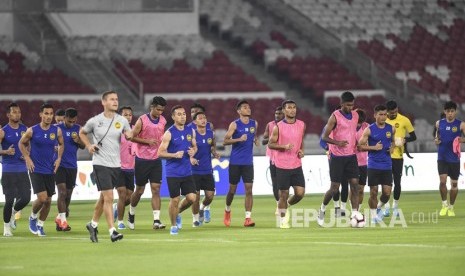 Sejumlah pemain timnas Malaysia mengikuti latihan resmi di Stadion Utama Gelora Bung Karno, Senayan, Jakarta, Rabu (4/9/2019).