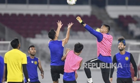 Sejumlah pemain timnas Malaysia mengikuti latihan resmi di Stadion Utama Gelora Bung Karno, Senayan, Jakarta, Rabu (4/9/2019). 