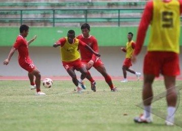 Sejumlah pemain timnas melakukan latihan di Stadion Manahan, Solo, Jumat (4/11).