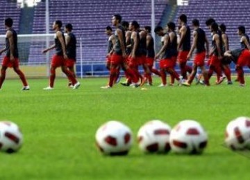 Sejumlah pemain timnas melakukan latihan jelang pertandingan putaran kedua Pra-Piala Dunia 2014 melawan timnas Turkmenistan di Stadion Utama Gelora Bung Karno (SUGBK), Senayan, Jakarta, Selasa (26/7). 