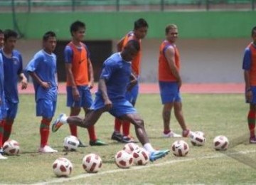 Sejumlah pemain timnas melakukan latihan Perdana training camp (TC) di Stadion Manahan, Solo, Selasa (1/11).